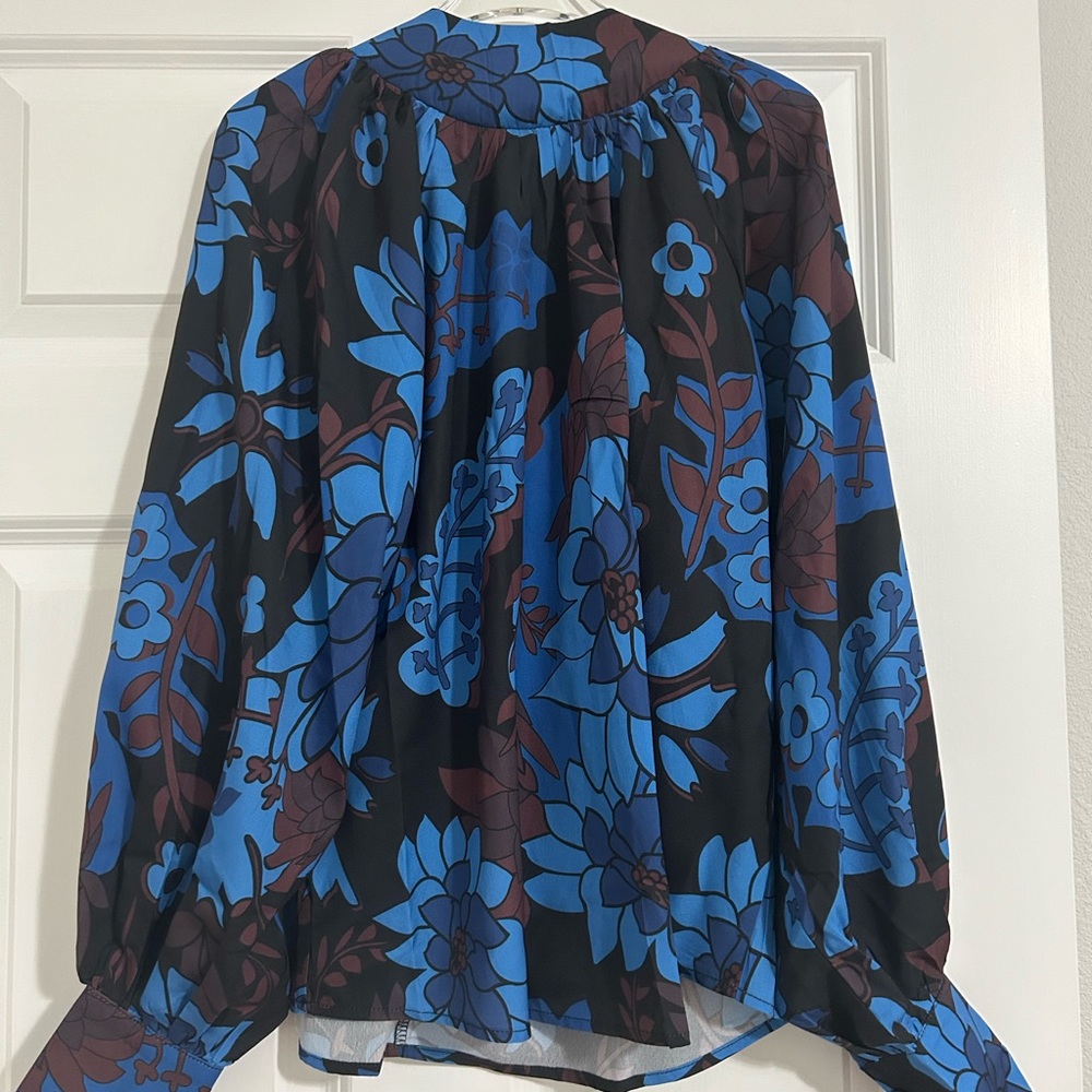 Long sleeve button cuff blouse tags attached